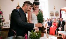 Das Brautpaar pflanzt seine Ehebäume bei der freien Trauung mit dem weltlichen Hochzeitsredner Markus Schäfler in der Schlosskapelle von Schloss Walkershofen