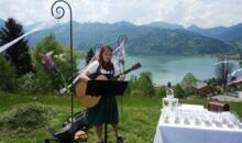 Musikerin und Sängerin bei der freien Trauung auf der Stögeralm mit Blick auf den Schliersee