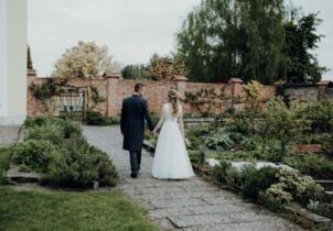 Brautpaar geht gemeinsam durch den Garten, freie Trauung in Sixtnitgern