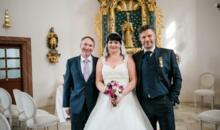 freier Hochzeitsredner Markus Schäfler und das Brautpaar nach der freien Trauung in der Schlosskapelle auf Schloss Walkershofen