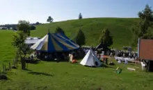 Zirkuszelt und viele Attraktionen auf dem Gelände einer Festival Hochzeit in Schwabsoien.