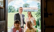 Freie Trauung in der Kirche: Brautpaar zieht feierlich ein