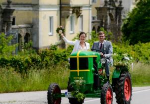 In Wessobrunn mit Traktor Hochzeit feiern
