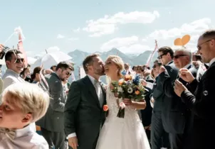 Der Bräutigam küsst seine Braut nach der Trauung auf der Toni Alm Mittersill
