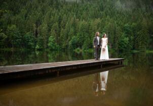 Heiraten in Garmisch-Partenkirchen: Brautpaar nach der freien Trauung am Pflegersee