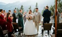 Heiraten in den Bergen: Auszug des Hochzeitspaares am Ende der Trauzeremonie im Kreuzjochhaus, Garmisch-Partenkirchen